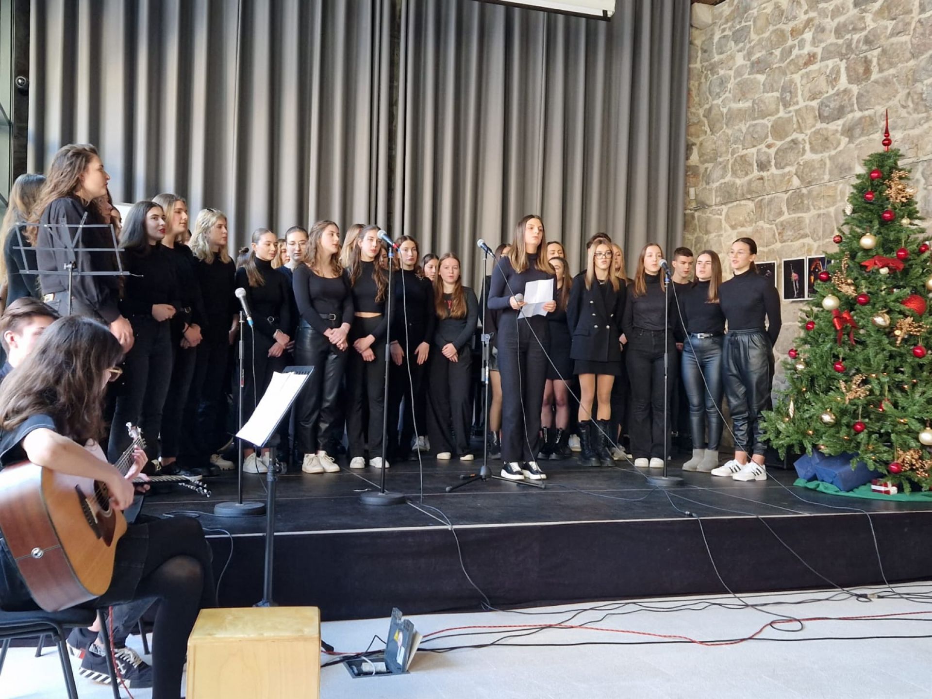 U 5. LAĐI U LAZARETIMA ODRŽAN BOŽIĆNI KONCERT GIMNAZIJE DUBROVNIK